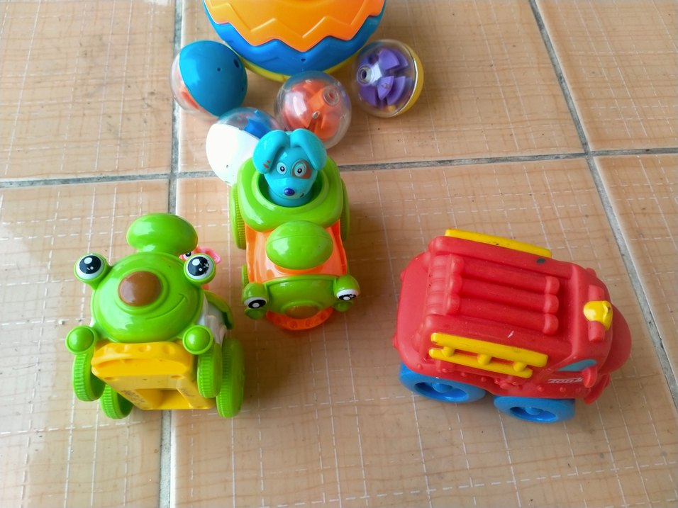 Renkli Oyuncak Arabalar ve Toplar - Görsel 5