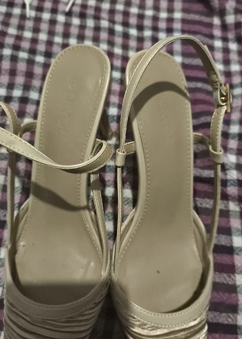 Bejbağcıkları ve tabanı hakiki deri  uzun sivri topuklu ayakkabı - Görsel 4