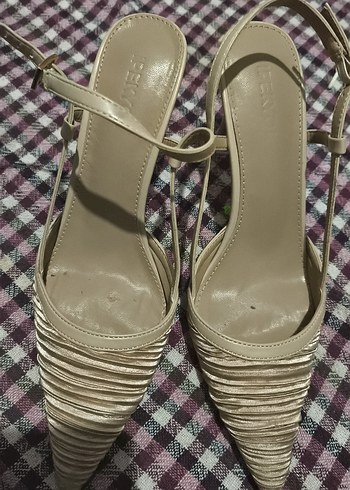 Bejbağcıkları ve tabanı hakiki deri  uzun sivri topuklu ayakkabı - Görsel 2