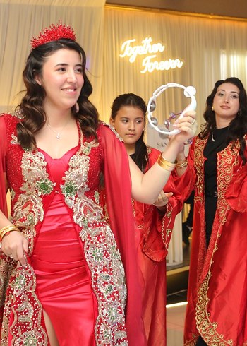 Uzun Kollu Kırmızı Straplez Hint Kına Elbisesi - Görsel 4