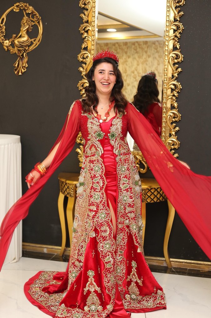 Uzun Kollu Kırmızı Straplez Hint Kına Elbisesi - Görsel 2