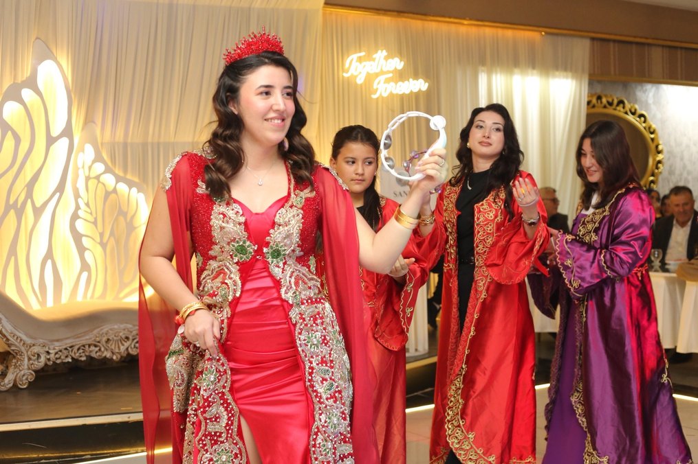 Uzun Kollu Kırmızı Straplez Hint Kına Elbisesi - Görsel 4