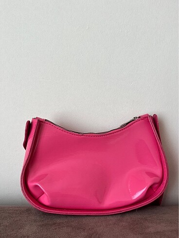 Pembe çanta