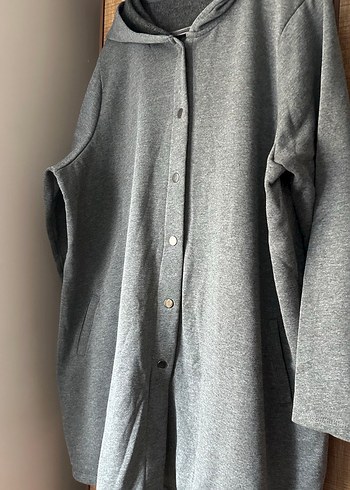 Gri çıtçıtlı kapüşonlu hırka