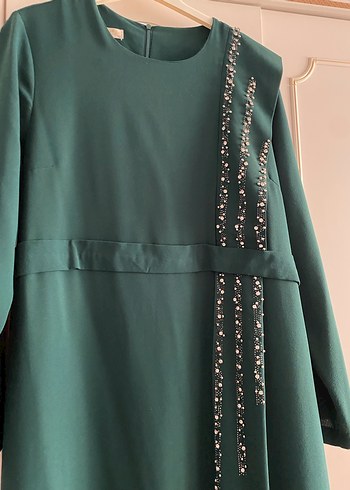 Tesettür Yeşil Drapeli Uzun Kollu Nakışlı Elbise - Görsel 3