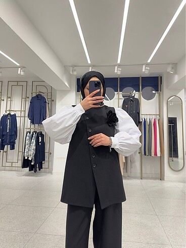 s Beden siyah Renk Gül detaylı yelek takım