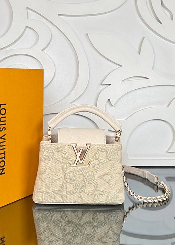 Louis Vuitton Beyaz Deri Zincir Detaylı Kadın Çanta