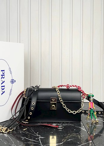  Beden siyah Renk Prada Zincir Detaylı Siyah Deri Kadın Çanta