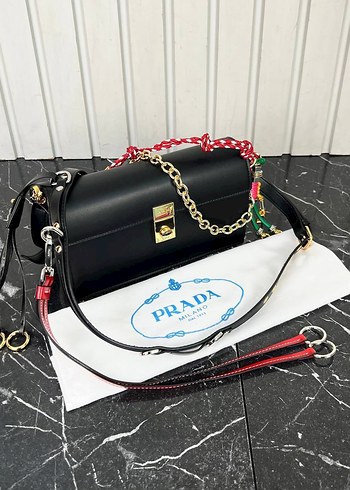 Prada Zincir Detaylı Siyah Deri Kadın Çanta