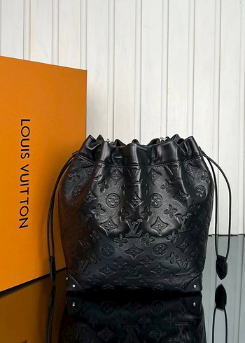  Beden Louis Vuitton Zincir Detaylı Siyah Deri Çanta
