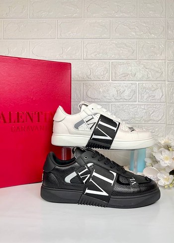 Valentino Garavani V Logo Sneaker