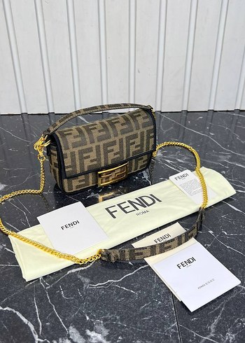 Zincir Detaylı Fendi Baskılı Kadın Çanta
