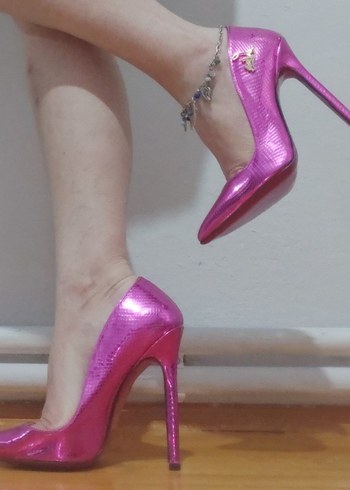 Zincir Detaylı Parlak Pembe Yılan Desenli Stiletto
