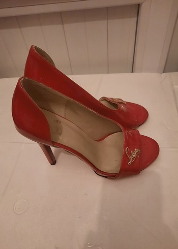 Diğer Parlak Kırmızı Tokalı Topuklu Stiletto