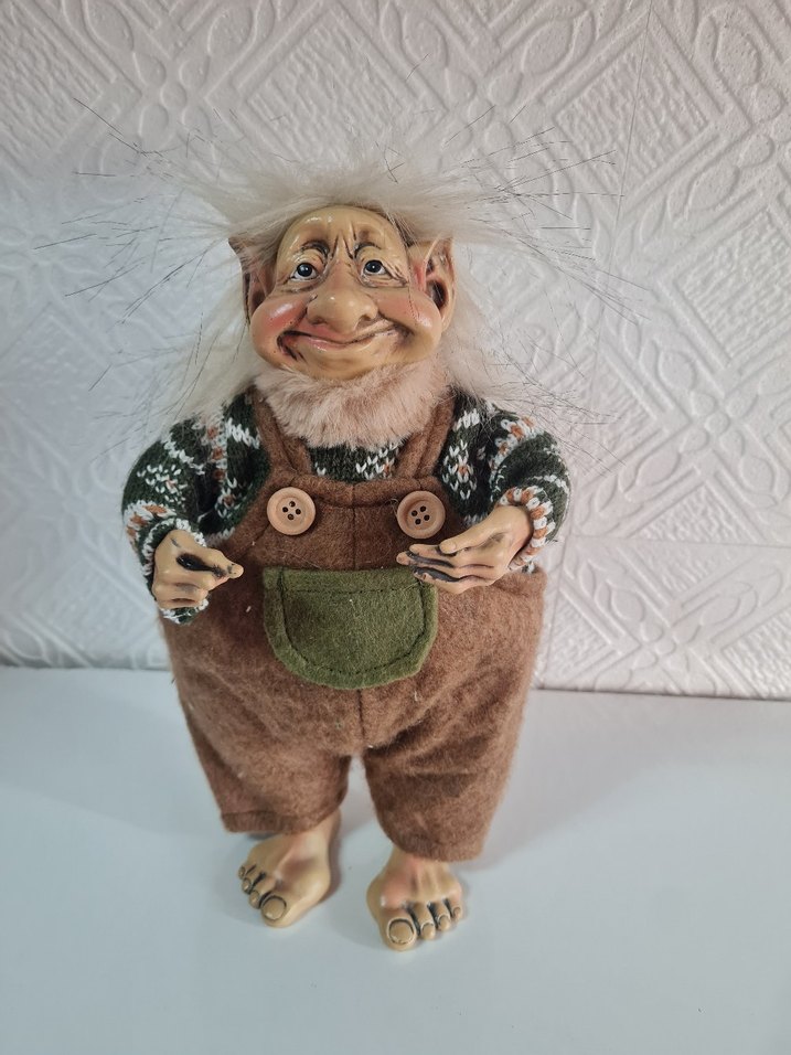 Bej ve Gri Renkli Figürin - Görsel 3