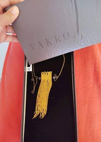 VAKKO Uzun Altın Renk Püsküllü Kadın Kolye - Görsel 2