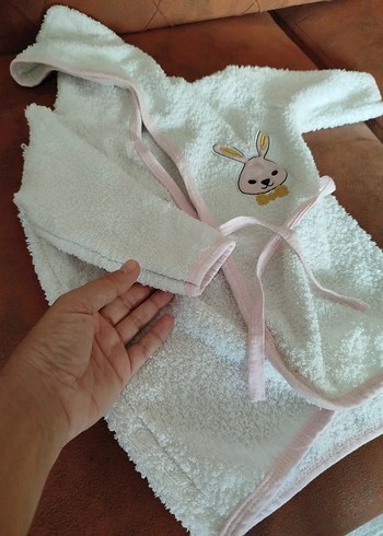 Kapüşonlu Beyaz Nakışlı Kız Bornozu - Görsel 2