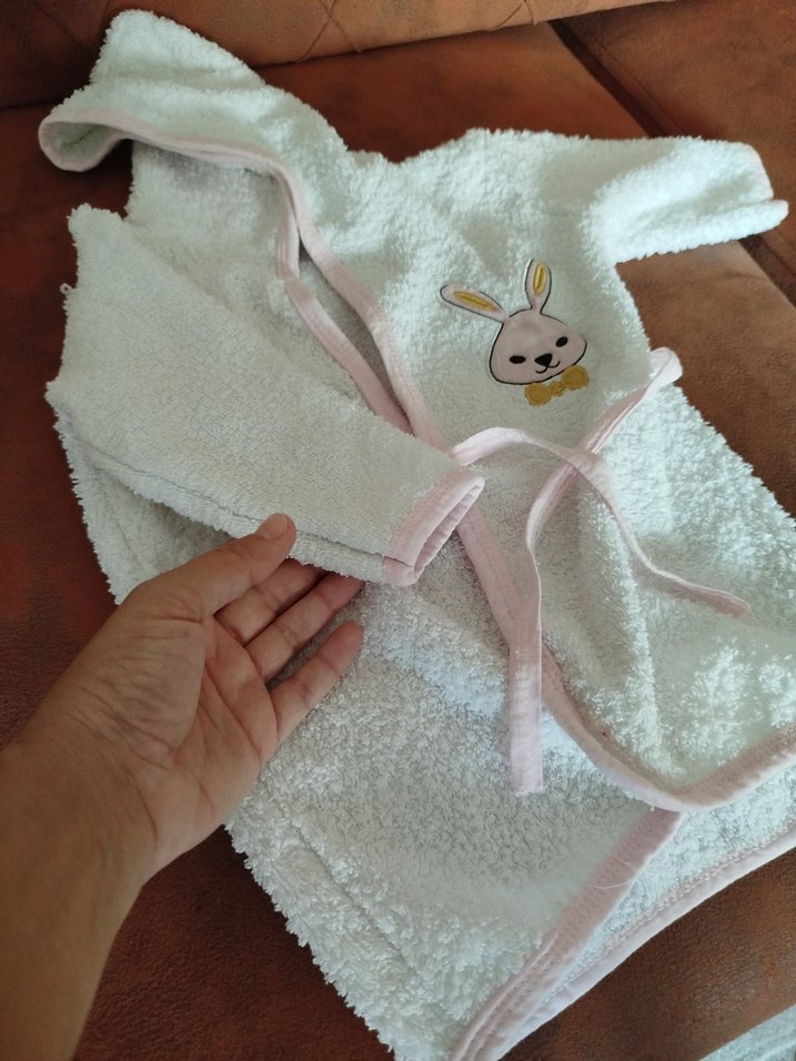 Kapüşonlu Beyaz Nakışlı Kız Bornozu - Görsel 2