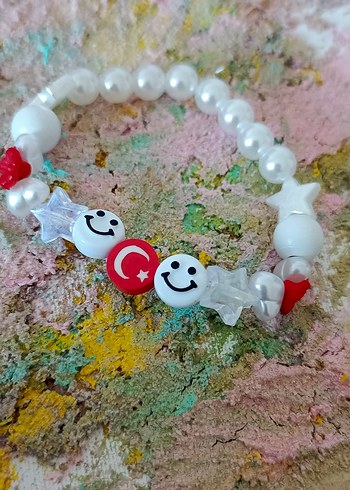 Diğer beyaz boncuklu,Türk bayraklı el yapımı bileklik.
