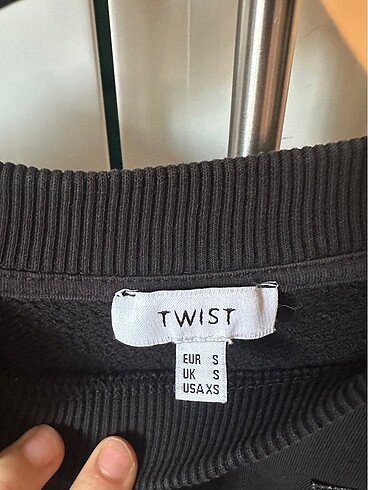 s Beden Twist triko kazak