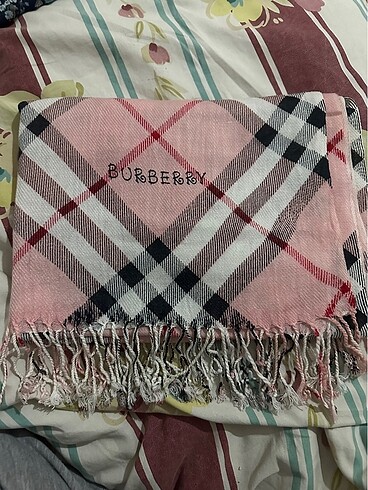 Burberry pembe çizgili şal