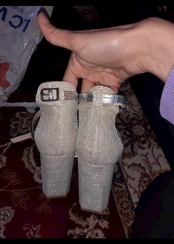 Bambi Gri Parlak Tokalı Topuklu Kadın Ayakkabı