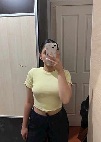 Bershka tereyağ sarısı crop kısa kollu tişört