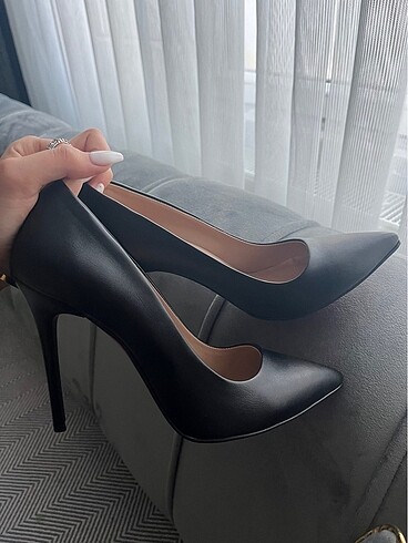 Siyah stiletto altı kırmızı
