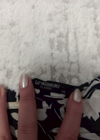 Kısa Kollu V Yaka Desenli Kadın Bluz - Görsel 2