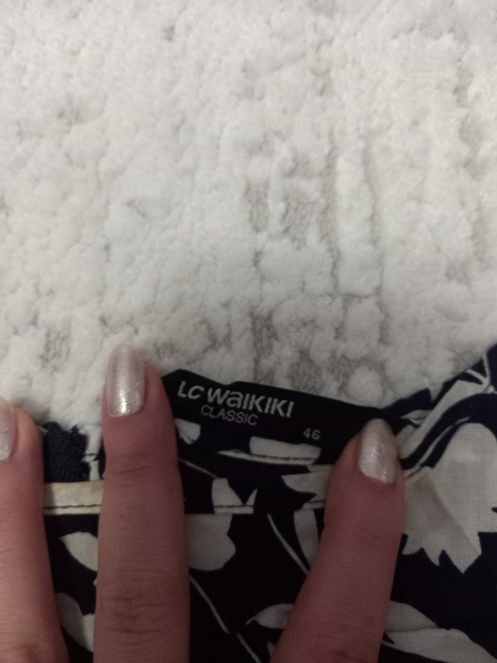 Kısa Kollu V Yaka Desenli Kadın Bluz - Görsel 2