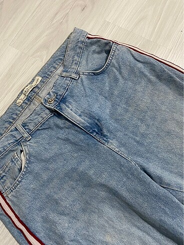 LC Waikiki LCW yanları kırmızı şeritli jean