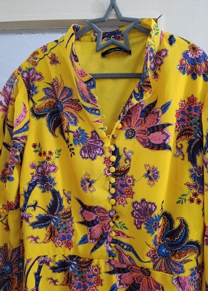 Düğme detaylı desenli elbise - Görsel 2