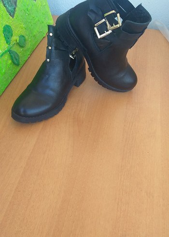 Diğer Siyah Deri Tokalı Kadın Bot