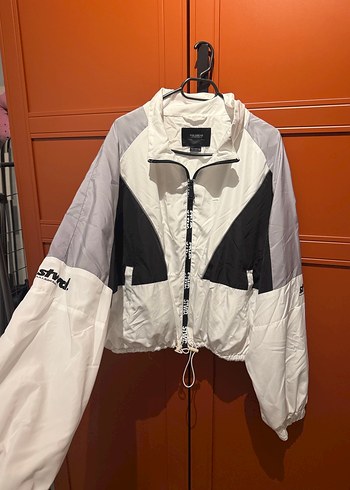 Pull and Bear Kadın Beyaz Gri Fermuarlı Spor Ceket
