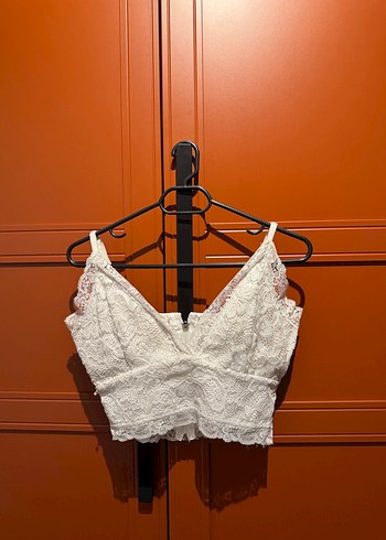 v yaka dantel detaylı askılı crop