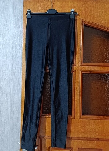 Stradivarius Parlak kumaş tayt