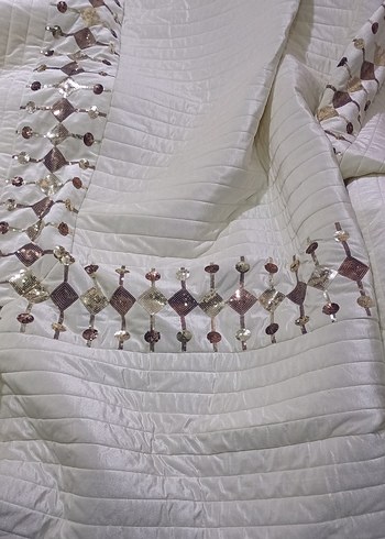 İşlemeli Beyaz Yatak Örtüsü - Görsel 2