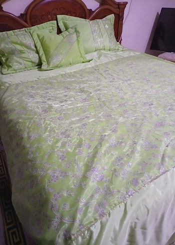 Yeşil Nakışlı Parlak Yatak Örtüsü - Görsel 3