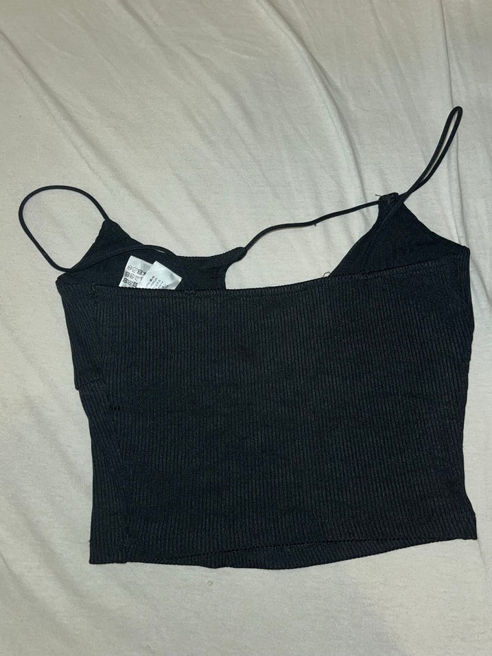 Bershka Siyah İnce Askılı Crop Top — görsel 3/4