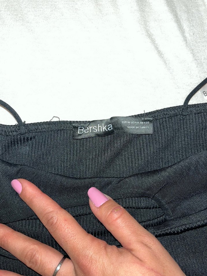 Bershka Siyah İnce Askılı Crop Top — görsel 2/4