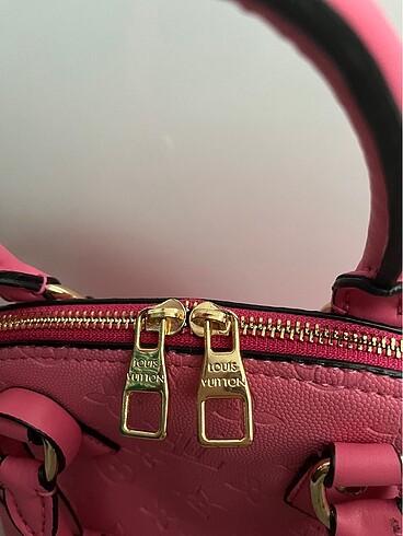 Louis Vuitton Askıları mevcut çapraz kullanım için