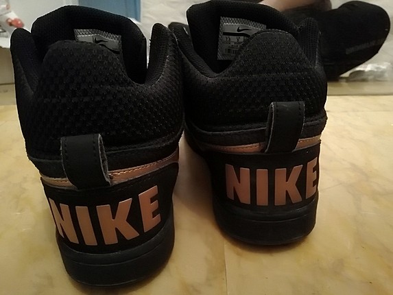 Nike çok az kullandım 3 4 kere filan. numara 38.5 ama 38 giyened