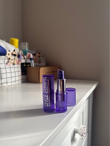 Beden pembe Renk Essence space glow renk değiştiren lipstick