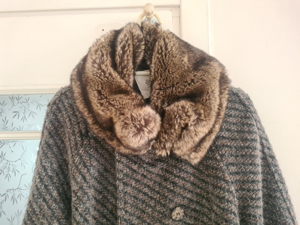 zara marka Kürk Yaka Desenli Kaban - Görsel 2