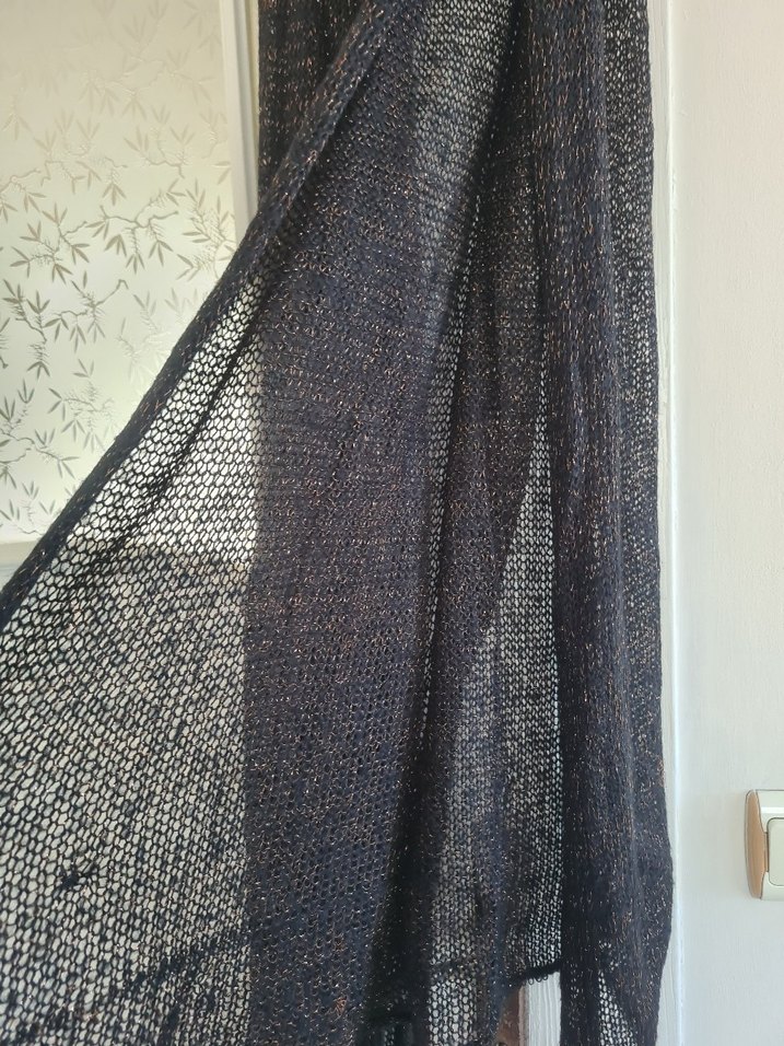 Siyah gold isiltilari olan vintage kadin Atkı - Görsel 3