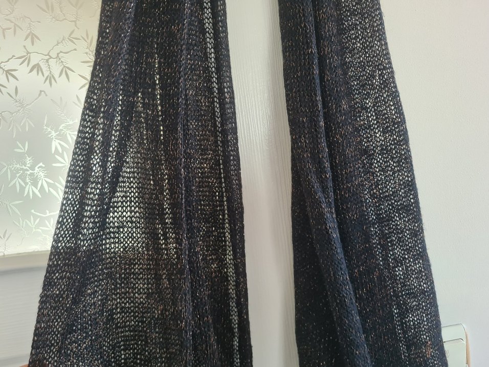 Siyah gold isiltilari olan vintage kadin Atkı - Görsel 4