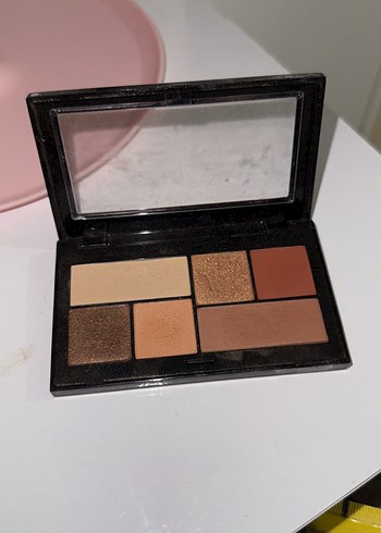 Pastel Tonlarda Bej Göz Farı Paleti - Görsel 3