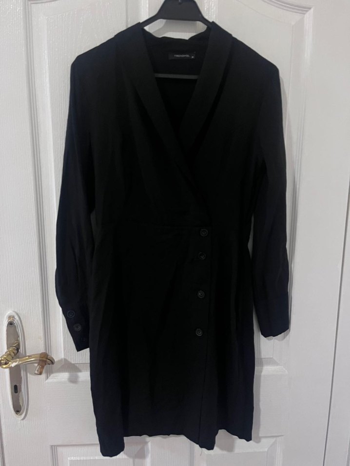 Trendyol v yaka siyah elbise - Görsel 2