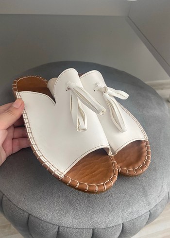 Püsküllü Beyaz Kadın Terlik