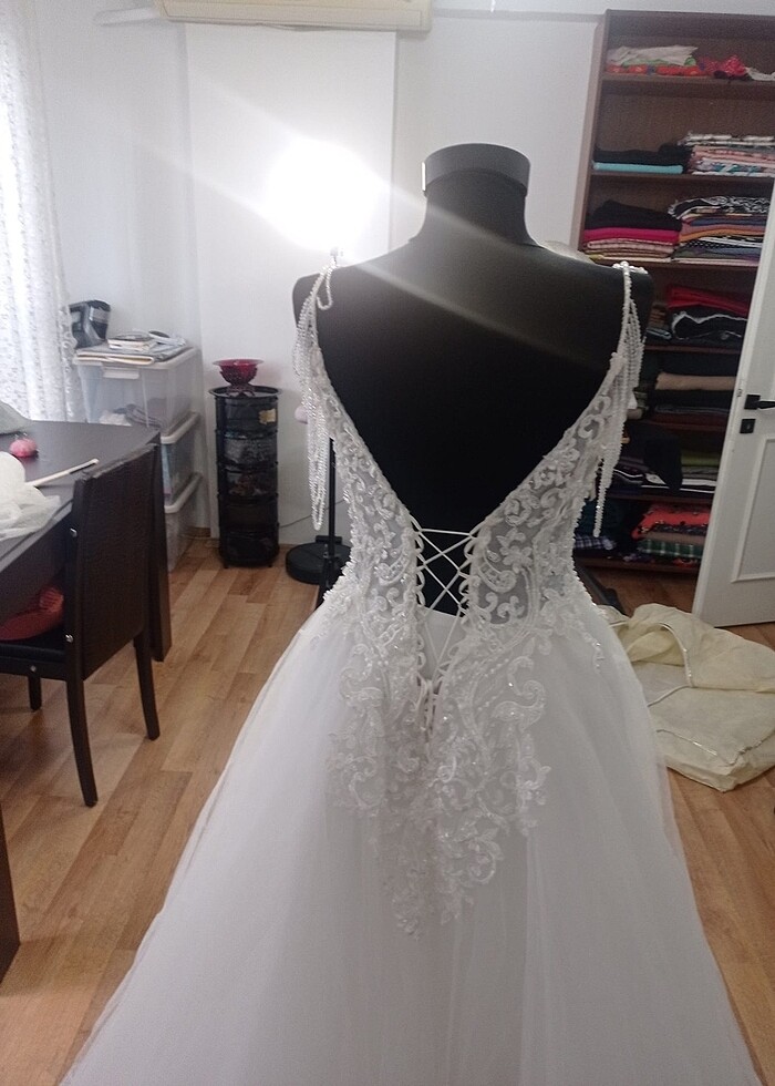 A kesim üstü taşlı gelinlik - Görsel 4